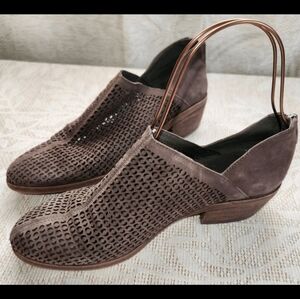 Vince Camuto booties brown leather intricate cutwork upper 2" block heel Sz Med